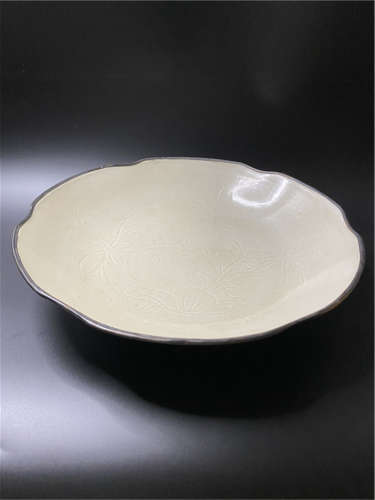 Chinese Song Dynasty Ding Yao white plate with floral edge