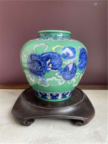 Chinese Qing Kangxi Mark green glazed jar with blue lion pattern porcelain