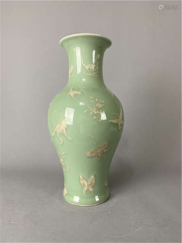 Chinese Qing Dynasty Yongzheng Mark green glazed porcelain with butterfly pattern