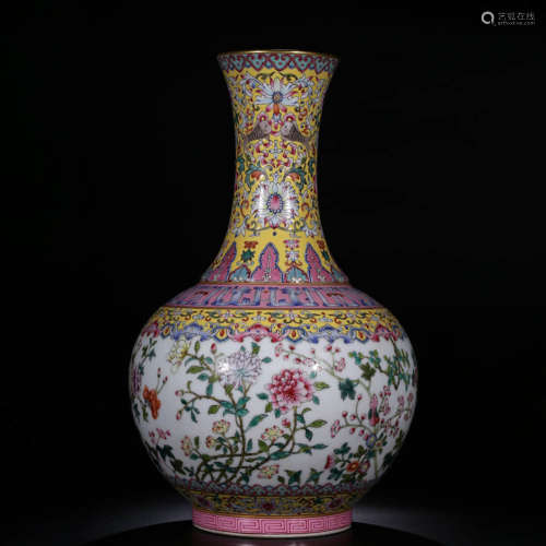 Qing, Mark of ‘Made im DaQing QianLong Period'  Famille Rose Flower Pattern Appreciation Vase