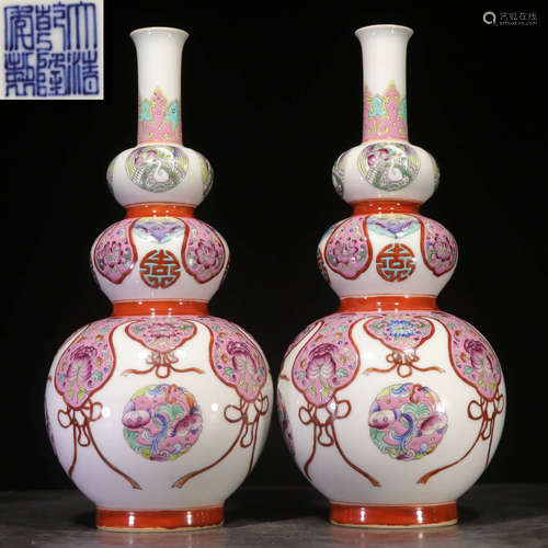 A Pair of Mingguo Period Hand-Drawing Famille Rose Glaze Flowers Painting  Porcelain Gourd Vases 