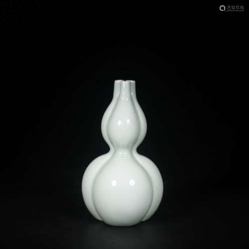 Qing Mark of Made in DaQing Period Bean Celadon-Glazed Triptych Gourd Vase