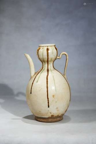 chinese tri-colored porcelain ewer