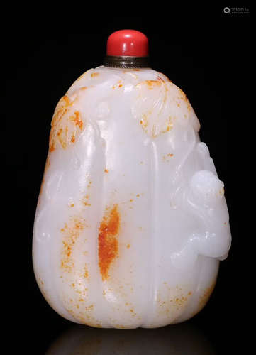 A HETIAN JADE CARVED SNUFF BOTTLE