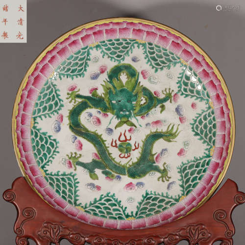 A GREEN GLAZE PLATE WITH DRAGON PATTERN
