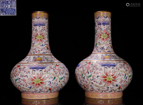 PAIR OF FAMILLE ROSE GLAZE VASE