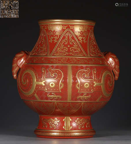 A PORCELAIN VASE WITH DRAGON PATTERN