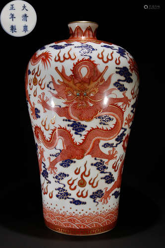 A RED GLAZE VASE WITH DRAGON PATTERN