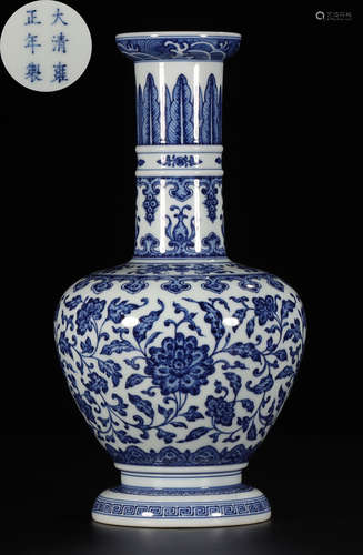 A BLUE&WHITE GLAZE VASE WITH FLORAL PATTERN