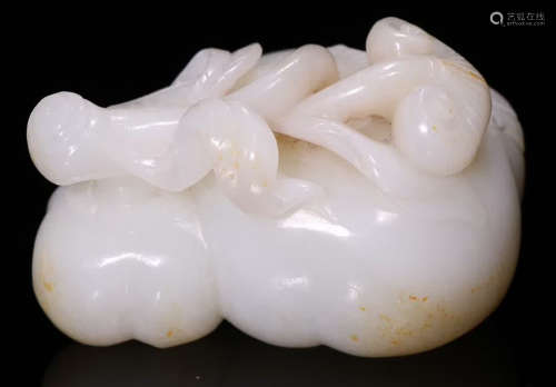 A HETIAN JADE CARVED PENDANT