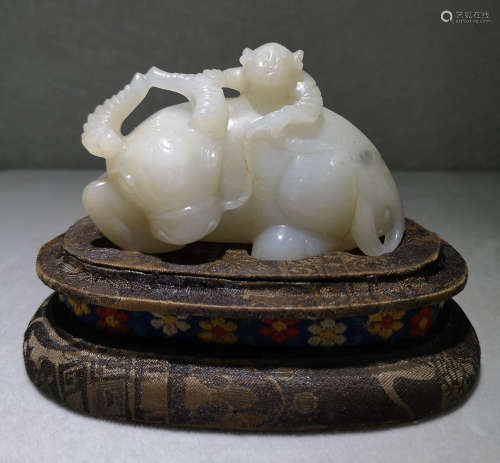 A HETIAN JADE CARVED FIGURE&COW SHAPED PENDANT