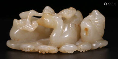 A HETIAN JADE CARVED GOOSE SHAPED PENDANT