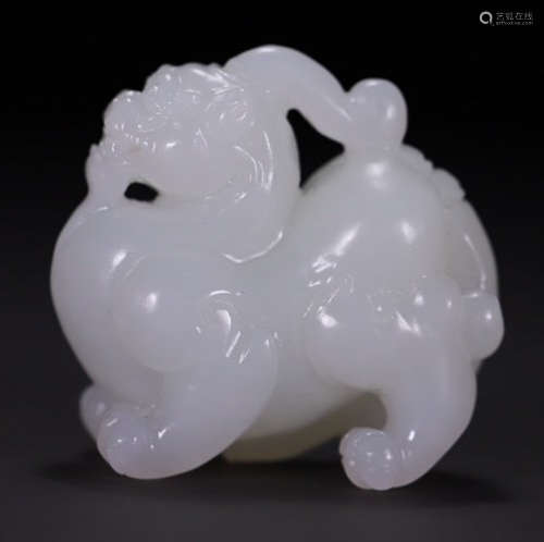 A HETIAN JADE CARVED BEAST SHAPED PENDANT