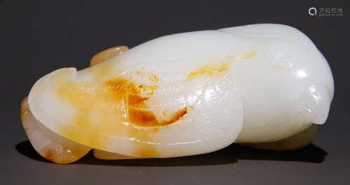 A HETIAN JADE CARVED BIRD SHAPED PENDANT