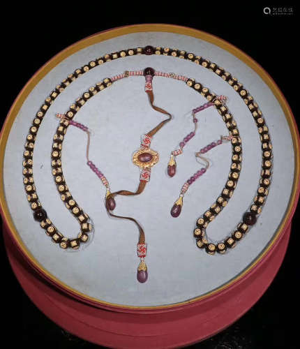 A CHENXIANG STRING NECKLACE WITH 108 BEADS