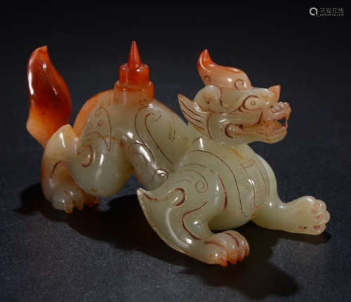 AN ANTIQUE JADE CARVED BEAST SHAPED PENDANT