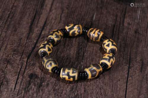 A Tibetan Dallow Dzi Bracelet