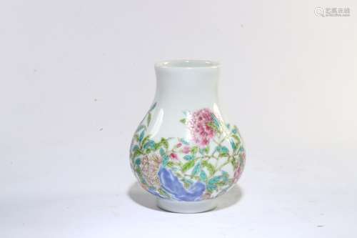 A Daqing-Qianlong-Nianzhi Mark Famille Rose Bottle