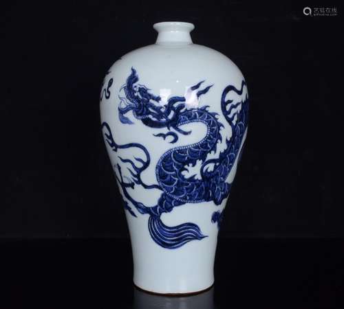 A Blue And White Dragon Pattern Pulm Bottle