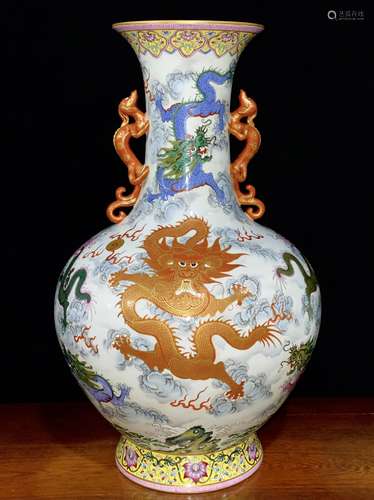 A Qianlong-Nianzhi Mark Alum Red Vases