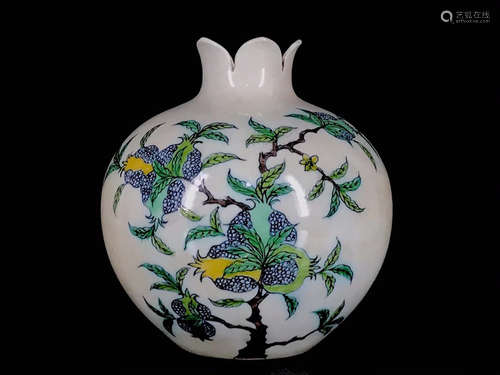 A Plain Tricolour Pomegranate Porcelain Zun