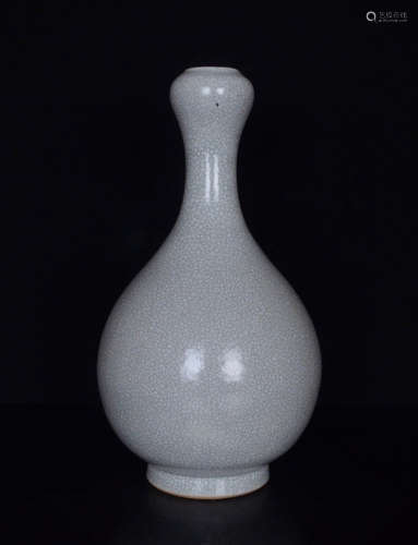 A Ge Kiln Porcelain Garlic-head-shaped Bottle