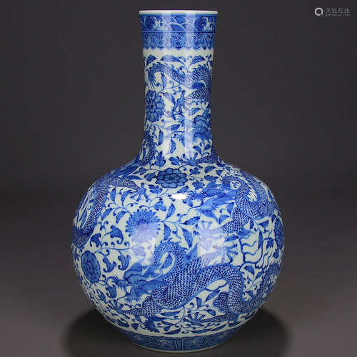 A Blue and White  Interlocking Peony And Dragon  Porcelain Vase