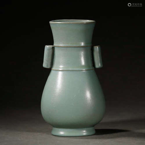 A Ru Kiln Ice Crack Pattern Porcelain Guan Er Vase