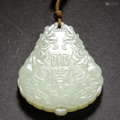 A Topaz Carved Pendant