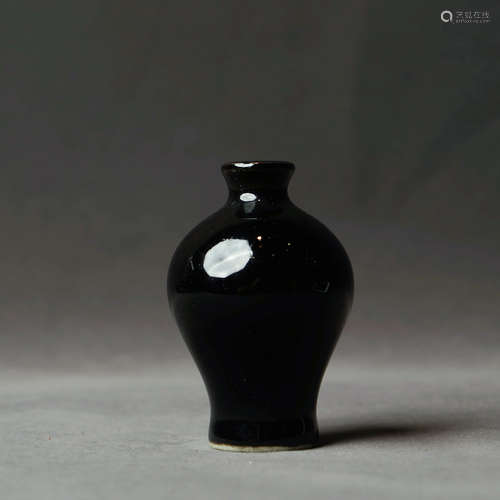 A Purple Gold Glaze Porcelain Snuff Bottle