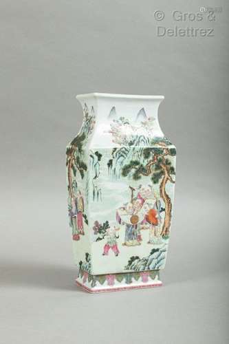 Chine, Vase quadrangulaire à col évasé en porcela…