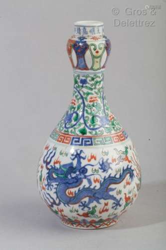 Chine, vers 1900 Vase balustre à col bulbeux, en …