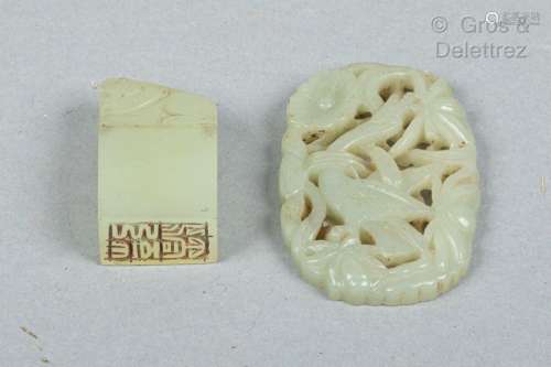 Chine, XXE Plaque ovale ajourée en jade à décor d…