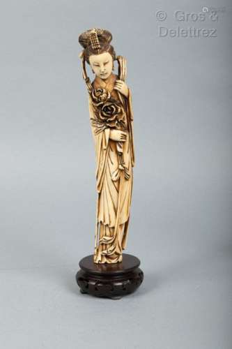 Chine, début Xxe Sculpture en ivoire figurantGuan…