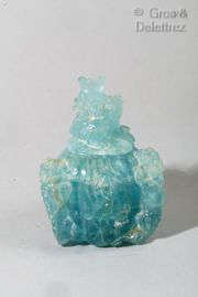 Chine, XXe siècle Petit vase couvert en béryl bleu…