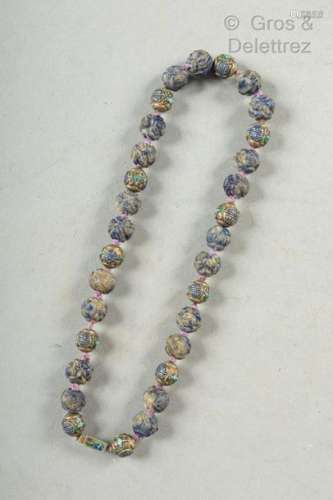 Chine, XXe siècle Collier à 31 perles en lapis la…