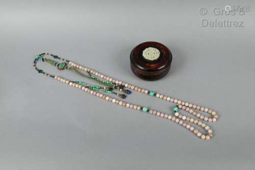Chine, XXe siècle Collier à 108 perles de jadéite…