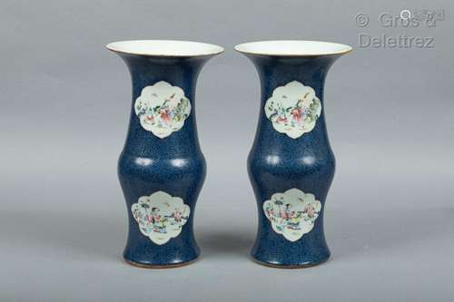 Chine, 1ère moitié du XXe siècle Paire de vases b…