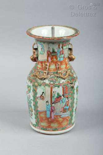 Chine, vers 1900 Paire de vases balustres en porc…