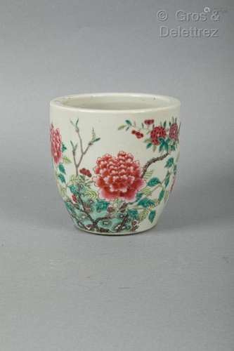 Chine, XIXe siècle Petite vasque en porcelaine et…