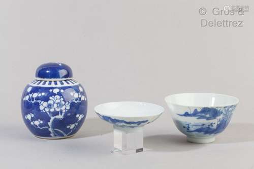 Chine, fin XIXe siècle Deux porcelaines bleu blan…