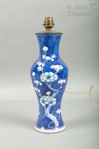 Chine, XXe siècle Vase balustre en porcelaine, à …