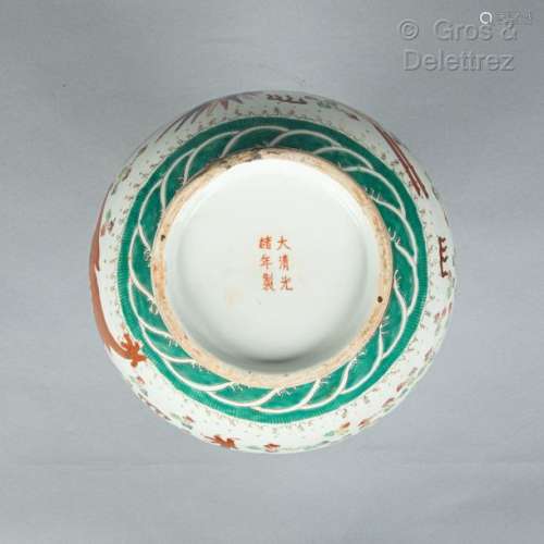 Chine Vase pansu à long col en porcelaine, à déco…