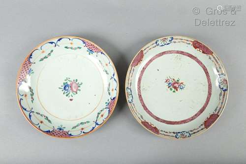 Deux plats en porcelaine décoré en émaux de la fam…