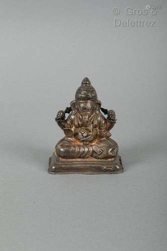 Tibet, Statuette en cuivre argenté repoussé, repr…