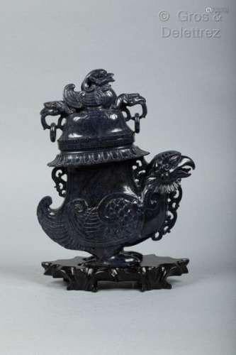 Chine, vers 1960 Vase couvert en sodalite, repren…