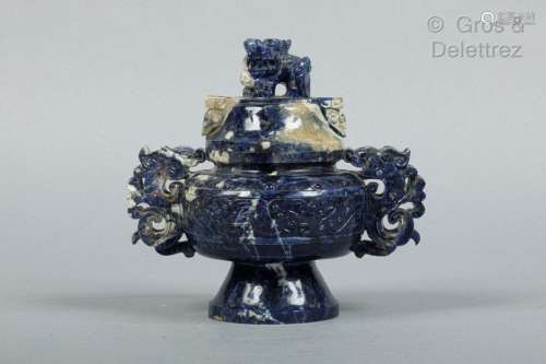 Chine, vers 1960 Vase couvert en sodalite, à déco…
