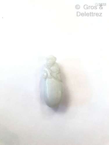 Chine, XXe siècle Petit pendentif en jade blanc, …