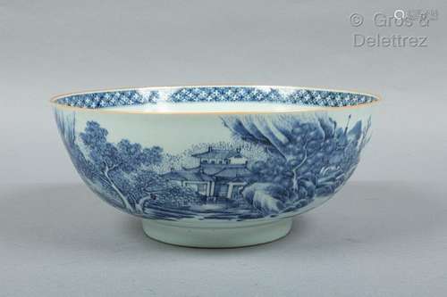 Chine, fin de la période Qing Coupe en porcelaine…