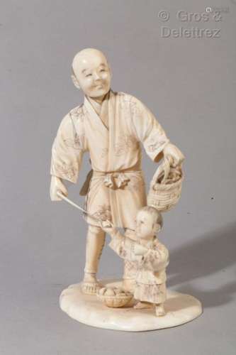 Japon, vers 1920 Okimono en ivoire, représentant …